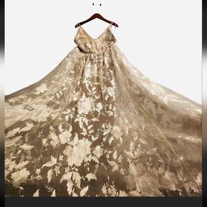 Elegant Gold Floral Lace Evening Dress with V-Neck